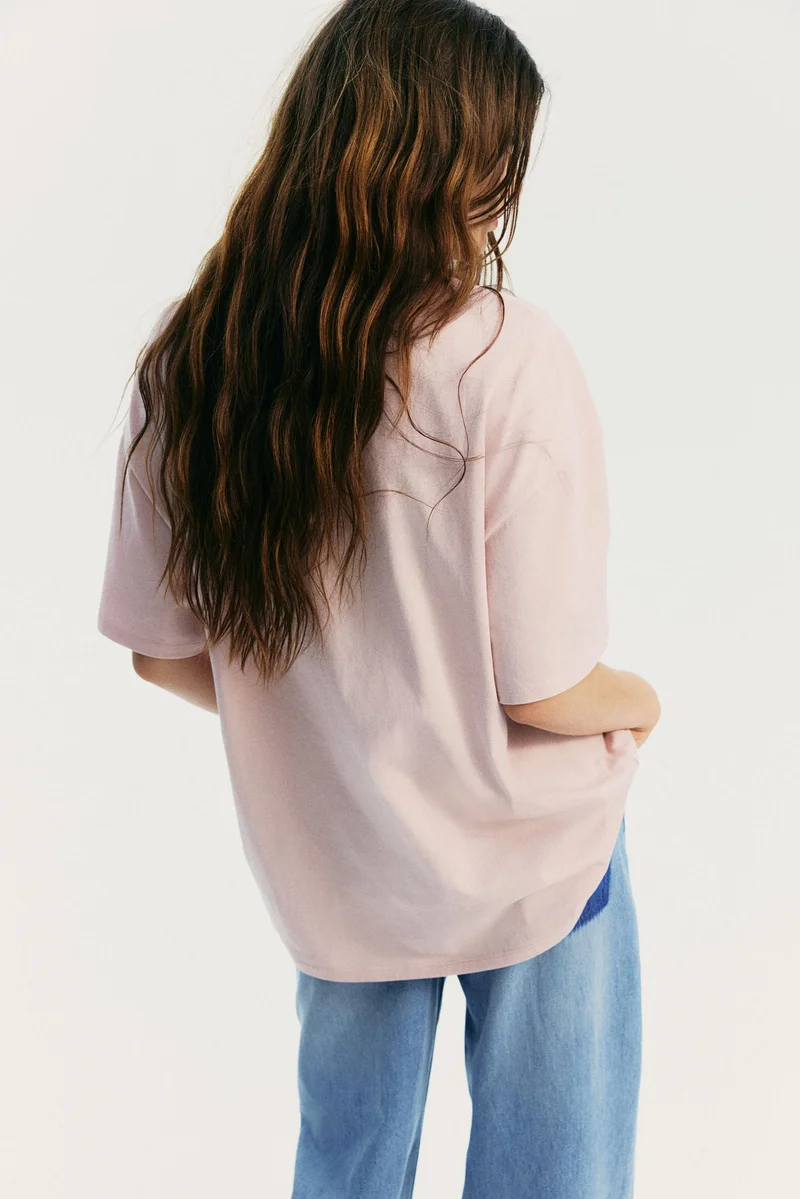 اتش اند ام تيشيرت كبير الحجم بتفاصيل زخرفية